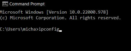 Příkazový řádek s napsaným příkazem ipconfig