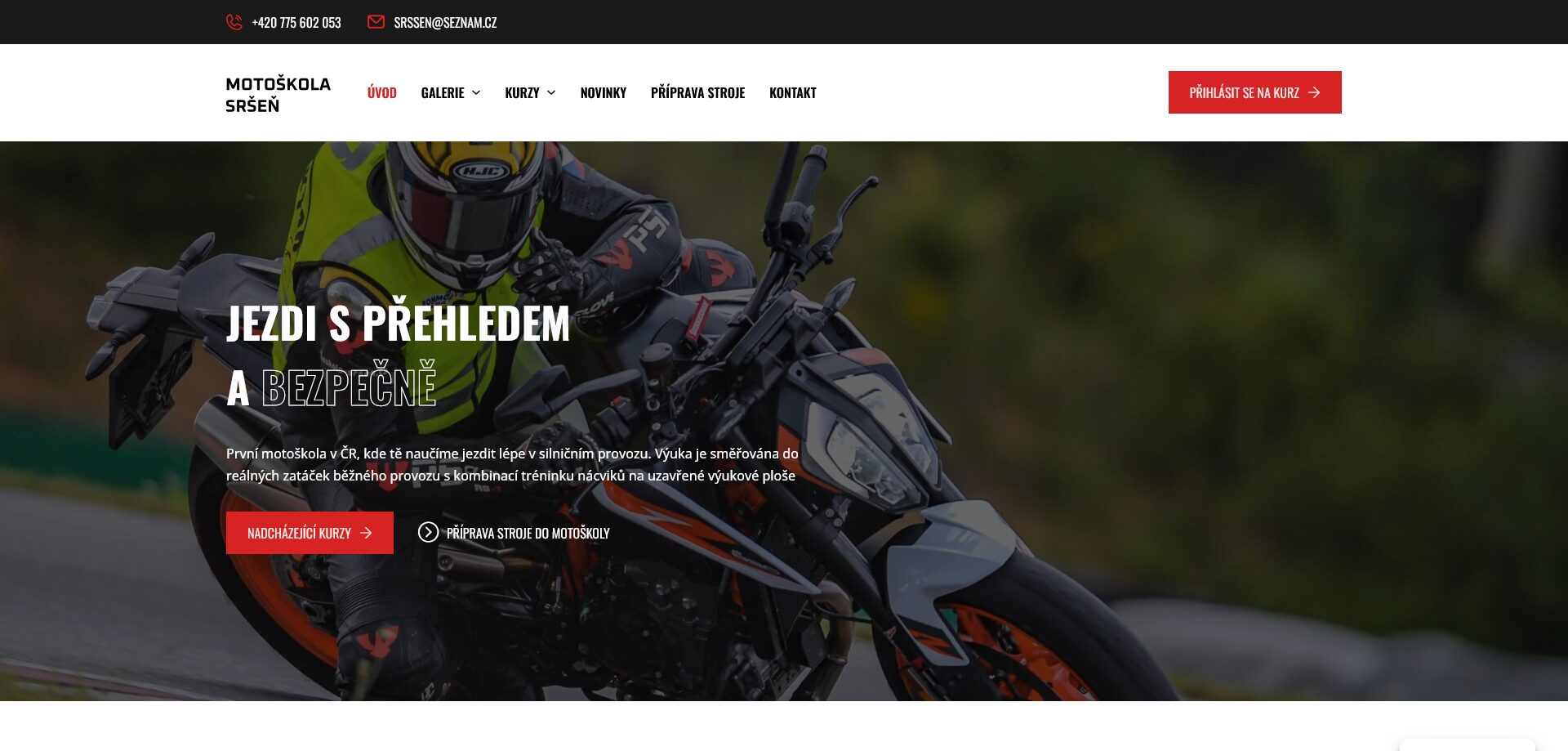 Homepage webu Motoškola Sršeň — jezdec v zatáčce na sportovním motocyklu a heslo Jezdi s přehledem a bezpečně